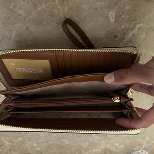 Micheal kors wallet+ wristlet